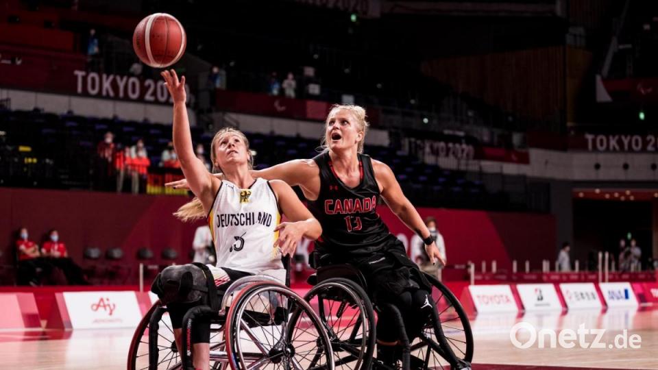 Vor zehn Jahren hatte Svenja Mayer (links) mit Ballsport noch nichts am Hut. Doch seit einem schweren Unfall in Amberg ist sie auf den Rollstuhl angewiesen – und entdeckte eine neue Leidenschaft für sich: Rollstuhlbasketball. Nun hat sie sich ihren Traum von den Paralympischen Spielen in Tokio erfüllt. Bild: Stephanie Wunderl