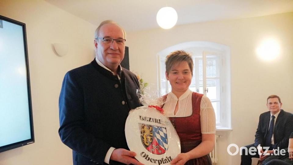 Bezirkstagspräsident Franz Löffler übergibt Bürgermeisterin Sonja Meier das Schild des Bezirks Oberpfalz. Bild: anv