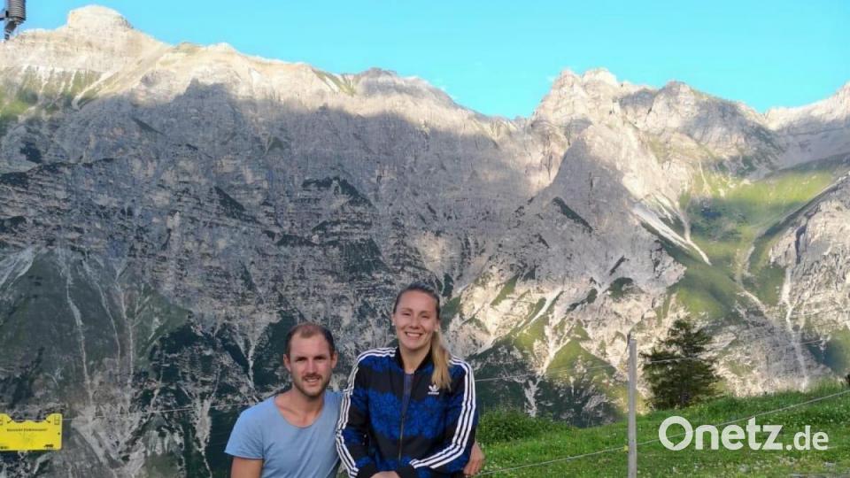 Svenja Mayer genießt ihr Leben, ihr Rollstuhl hindert sie daran sicher nicht. Dabei immer an ihrer Seite: ihr Freund André Hopp und ihr Hund Barney. Bild: Svenja Mayer/privat/exb