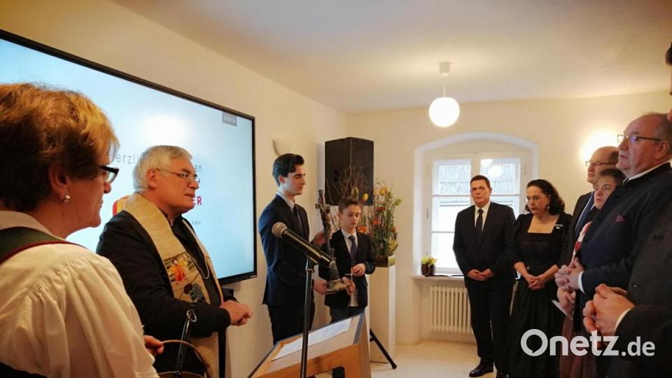 Pfarrer Eugen Wismeth segnete das Anwesen. Bild: anv