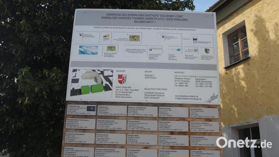 Die Bautafel zeigt, wie viele Fachkräfte bei der Sanierung gefragt sind. Bild: bl
