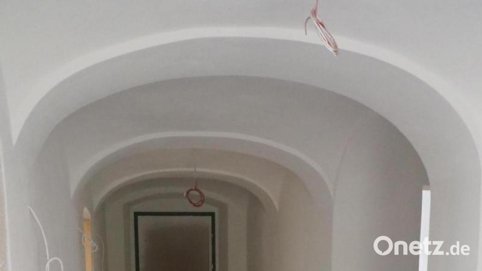 Stein für Stein hat ein Steinmetz den Boden wieder hergestellt, nachdem Fliesen aus der jüngeren Vergangenheit wieder entfernt wurden. . Bild: bl
