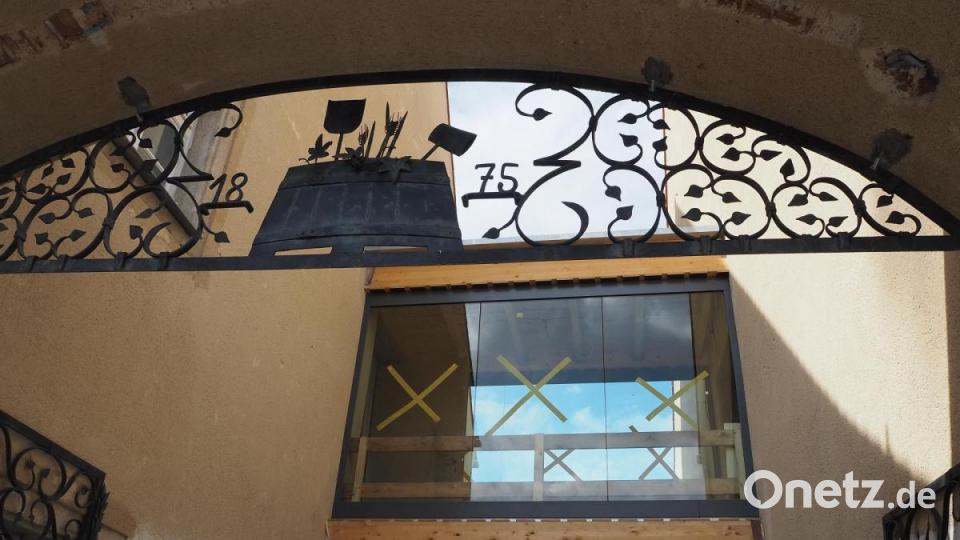 Ein schmiedeeisernes Tor sorgt für eine repräsentative Zufahrt. Bild: bl