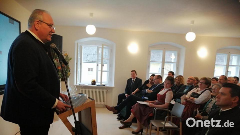 Franz Löffler (Bezirkstagspräsident) referierte über die Wichtigkeit von Identität und Heimat. Bild: anv