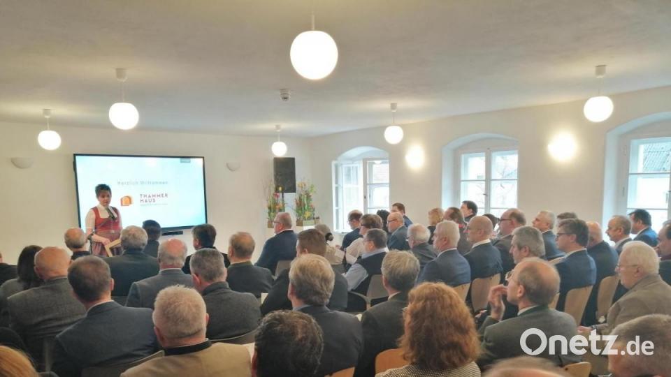 Bürgermeisterin Sonja Meier begrüßte einen vollen Saal. Bild: anv