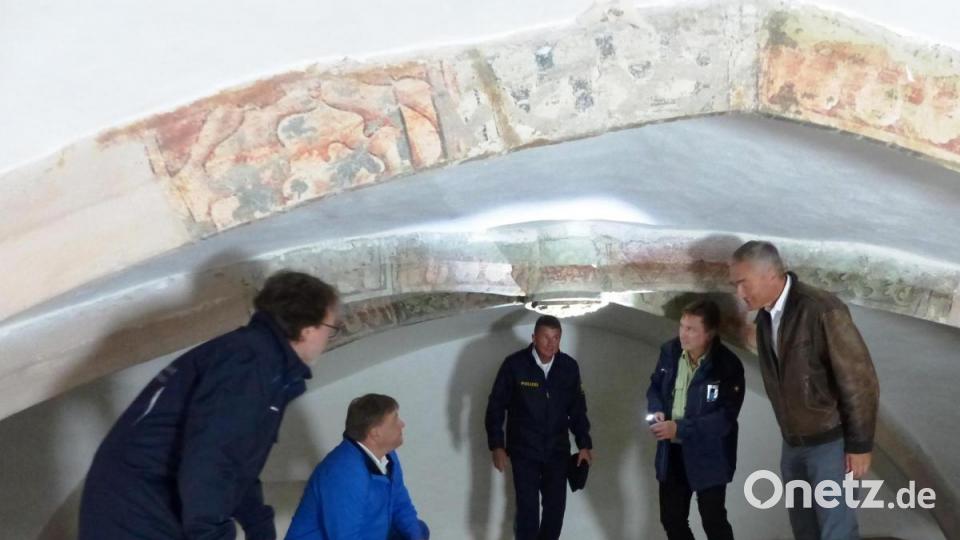 In gebückter Haltung blicken die Besucher ehrfurchtsvoll auf die Kastler Lilien, den Abschlussstein des gotischen Gewölbes (von links): Roman Beer, Stefan Braun, Markus Ixmeier, Christian Kopf und Harald Schwartz. Bild: jp