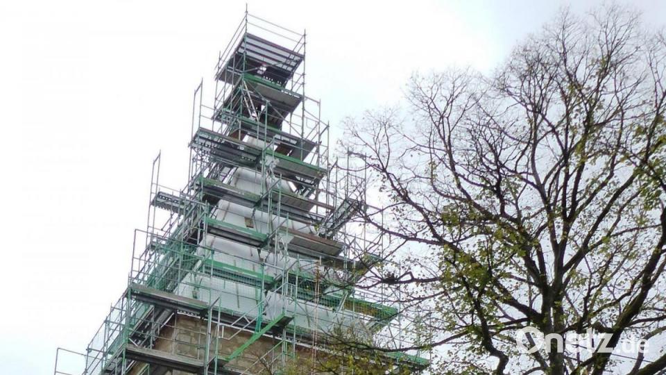 Der rund 30 m hohe Torturm ist derzeit eingerüstet und wird ebenfalls saniert. Bild: jp