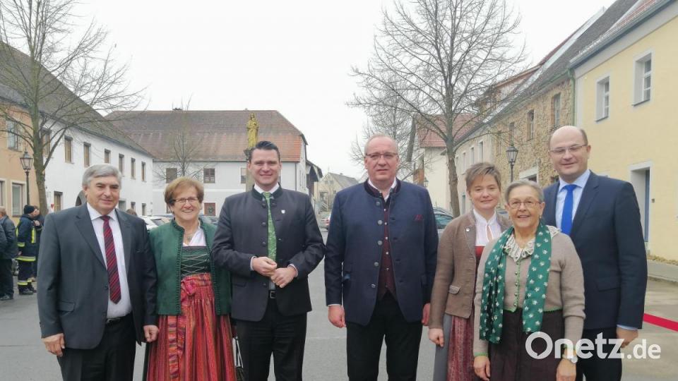 Zur Einweihung traf sich die Politik-Prominenz in Winklarn: Karl Holmeier, 2. Bürgermeisterin Maria Baumer, Landrat Thomas Ebeling, Franz Löffler, Bürgermeisterin Sonja Meier, 3. Bürgermeisterin Monika Ermer und Albert Füracker. Bild: anv