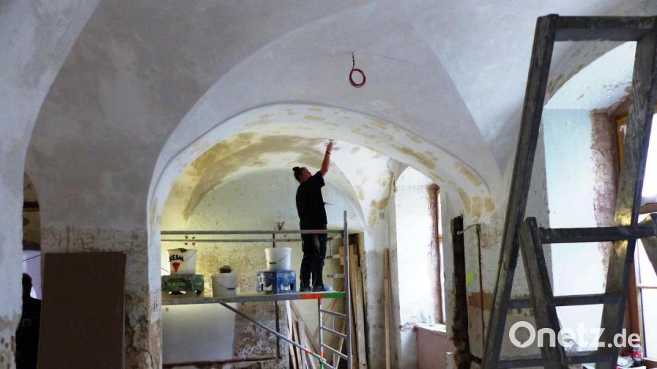 Im Südflügel und im Kreuzgewölbe wird verputzt. Bild: jp
