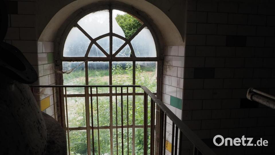 Das große Fenster gestattet vom Sudhaus aus einen Blick in den Hinterhof. Bild: bl