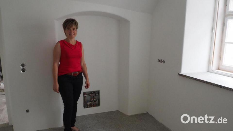 Bürgermeisterin Sonja meier freut sich auf den Holzofen, der hier einmal stehen soll. Bild: bl