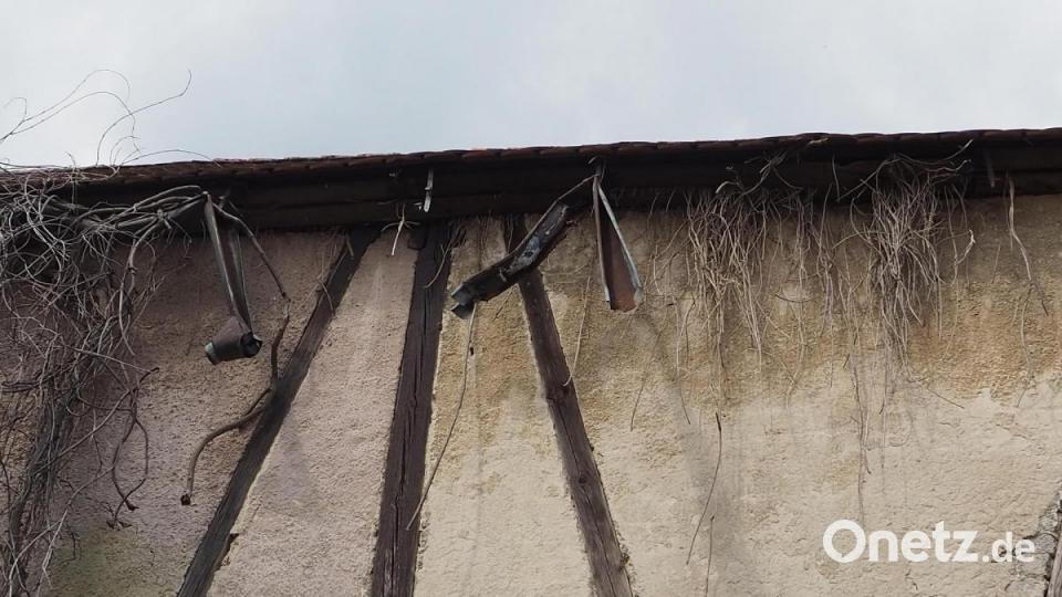 Die Dachrinne am Stadel im Hinterhof erfüllt schon lange nicht mehr ihre Aufgabe. Bild: bl