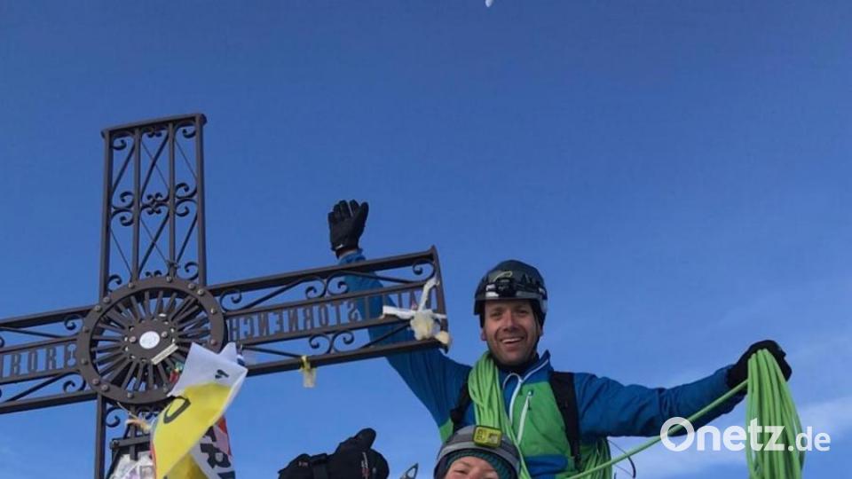 Marco Bauer und Kathi Gocke haben es geschafft: Sie stehen auf dem italienischen Gipfel des Matterhorns. Bild: Marco Bauer/exb