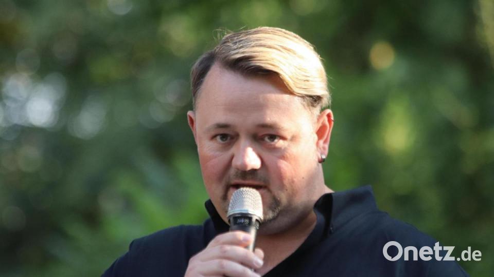 Manuel Stöbig, freigestellter IG Metall-Betriebsrat bei der Siemens AG in Amberg, prangert in seiner Rede die hohen Militärausgaben Deutschlands an. Bild: mfh