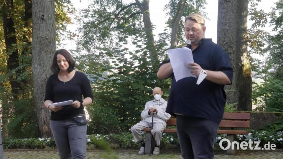 Sabrina Feige (links) moderiert die Veranstaltung zum Antikriegstag. Manuel Stöbig (rechts) spricht über die Sinnlosigkeit von Krieg und Gewalt. Bild: mfh
