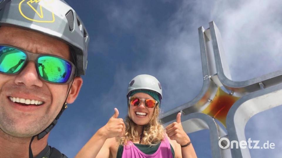 Am Gipfel des Ortler genießen Marco Bauer und Kathi Gocke die Aussicht. Bild: Marco Bauer/exb