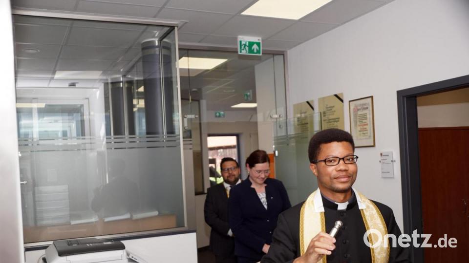 Die Geistlichen Kathrin Spieß undJustin Kishimbe segneten die Räume des neuen Rathauses. Bild: bkr