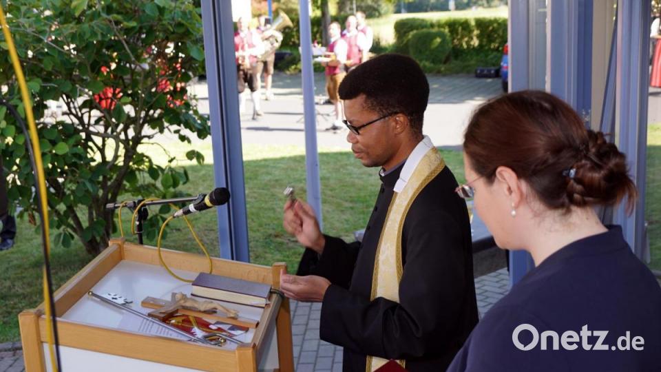 Die Geistlichen Kathrin Spieß und Dr. Justin Kishimbe segneten die Räume des neuen Rathauses und das für sie bestimmte Kreuz. Bild: bkr