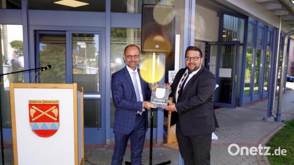 Ein Wappen aus Granit brachte für den Landkreis stellvertretender Landrat Alfred Scheitler mit. Bild: bkr