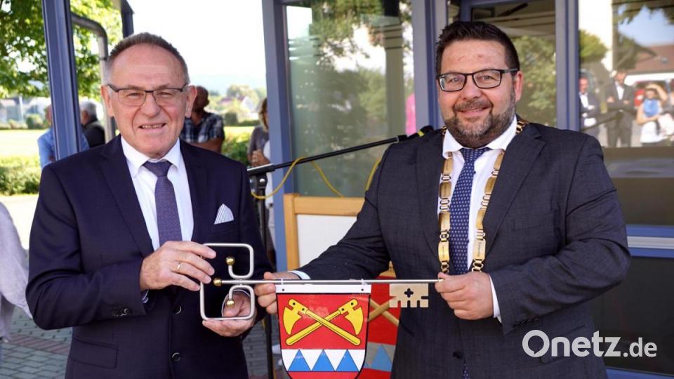 Schlüsselübergabe durch Architekt Wolfgang Schultes (links) an Bürgermeister Thomas Kaufmann. Bild: bkr
