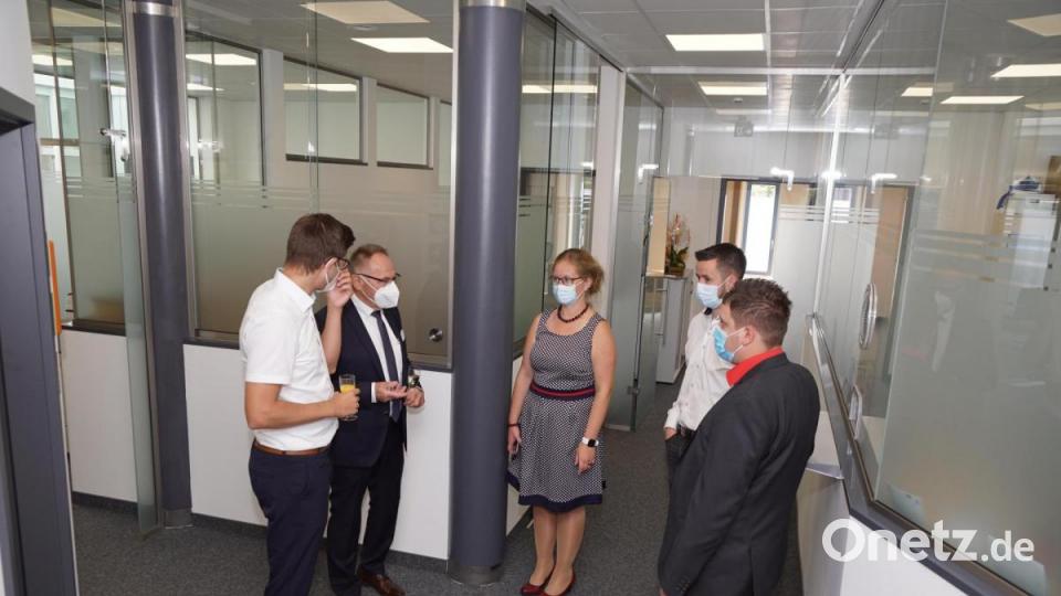 Blick in das Innere des neuen Rathauses in Immenreuth bei der Eröffnungsfeier. Bild: bkr