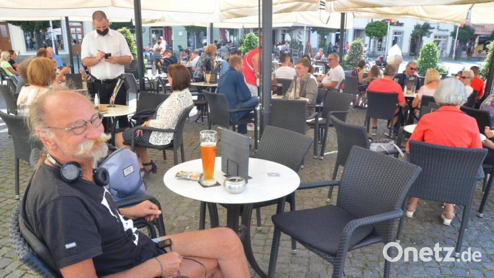 Bernhard Stangl genießt sein Weizenbier vor dem Alten Rathaus auch an diesem Spätsommersonntag. Bild: Kunz