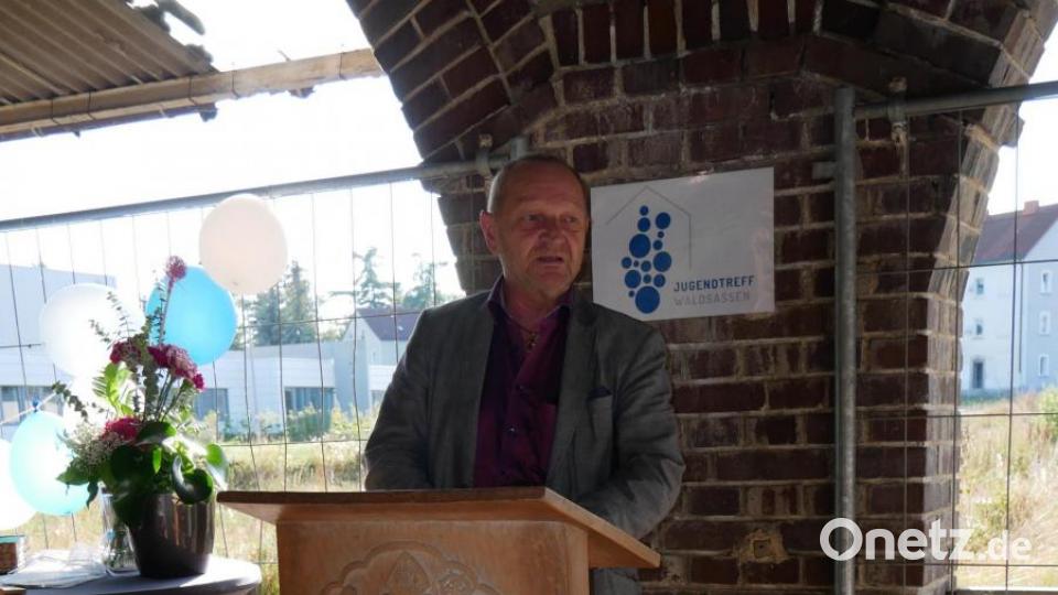 Emil Slany, Sachgebietsleiter im Kreisjugendamt, kündigte für die nächsten beiden Jahre ein Konzept des Landkreises für die Unterstützung der kommunalen Jugendarbeit vor Ort an und hoffte insbesondere auch auf eine gute Integrationsarbeit im neuen Jugendtreff. Bild: hmr