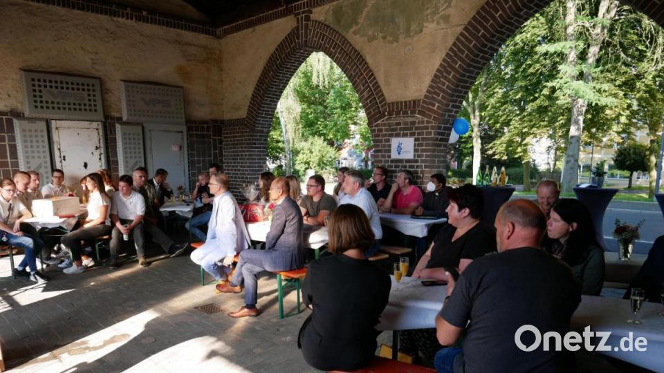 Die Wartehalle im alten Bahnhofsgebäude bildete die Kulisse für die Feierlichkeiten zur Einweihung des neuen Jugendtreffs. Bild: hmr