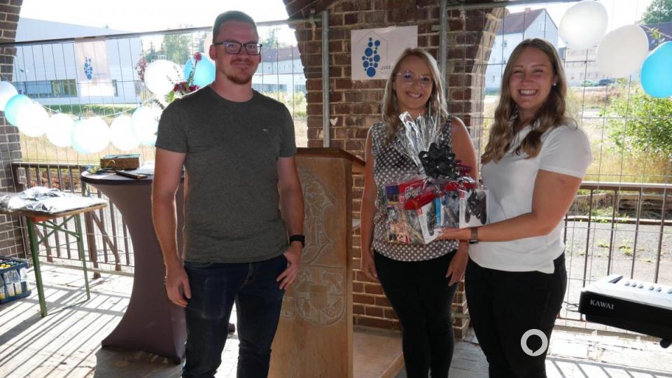 Auch die Jugendbeauftragten der Stadt Waldsassen, Andreas Koch und Katja Bloßfeldt, überreichten an Andrea Wurm (von links) ein Geschenk für die neuen Räumlichkeiten. Ausdrücklich lobten sie den Mut, die Standhaftigkeit und das Durchhaltevermögen der Jugendlichen bei der Verwirklichung des Projekts. Bild: hmr