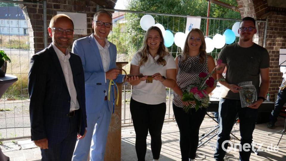 Stellvertretender Landrat Dr. Alfred Scheidler, Bürgermeister Bernd Sommer, Andrea Wurm, Vorsitzende des Waldsassener Jugendstadtrats, sowie Katja Bloßfeldt und Andreas Koch, die Jugendbeauftragten der Stadt Waldsassen, (von links) bei der symbolischen Schlüsselübergabe für den neuen Jugendtreff im ehemaligen Bahnhofsgebäude. Bild: hmr