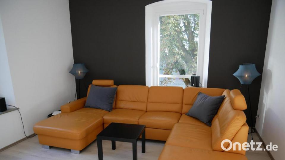 Mehrere Couchgarnituren laden zum gemütlichen Verweilen im Jugendtreff ein. Bild: hmr