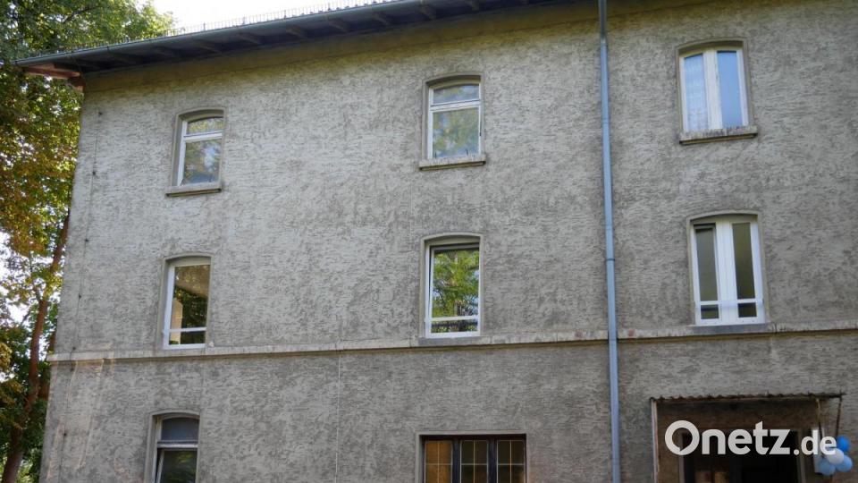 Über eine Fläche von 93 Quadratmetern verfügt die Wohnung im ersten Obergeschoss auf der linken Seite des Bahnhofsgebäudes. Dazu gehören neben dem Flur drei Aufenthaltsräume, eine Küche, eine Toilette und ein Lagerraum bzw. Garderobe. Bild: hmr