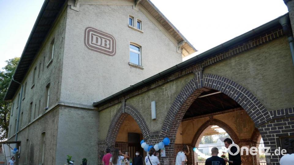 Die Wartehalle im alten Bahnhofsgebäude bildete die Kulisse für die Feierlichkeiten zur Einweihung des neuen Jugendtreffs. Bild: hmr