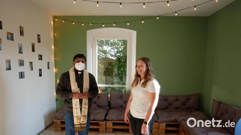 Pfarrvikar John Gali (links) segnete die Räume des neuen Jugendtreffs und wünschte den Jugendlichen mit Andrea Wurm an der Spitze ein gutes Miteinander. Bild: hmr