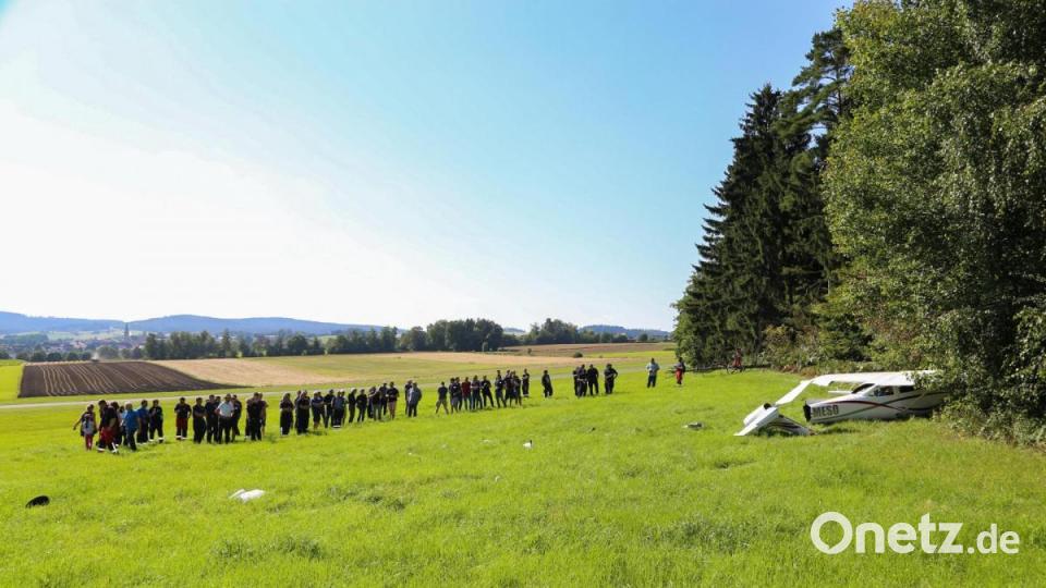 Ein Flugzeugwrack liegt auf einer Wiese nahe der Rollbahn. Bild: Roland Wellenhoefer