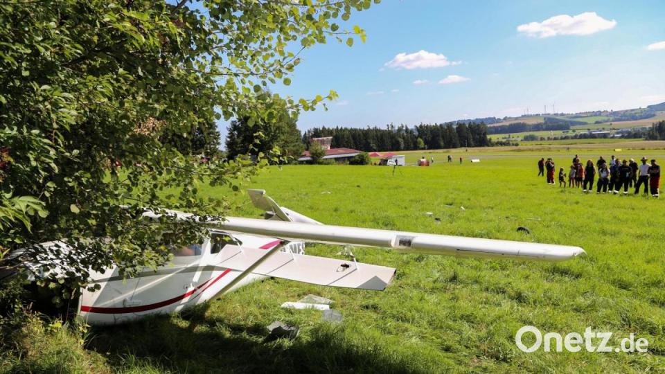 Ein Flugzeugwrack liegt auf einer Wiese nahe der Rollbahn. Bild: Roland Wellenhoefer