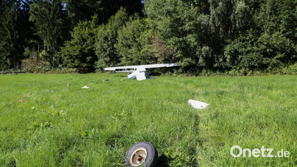 Ein Flugzeugwrack liegt auf einer Wiese nahe der Rollbahn. Bild: Roland Wellenhoefer