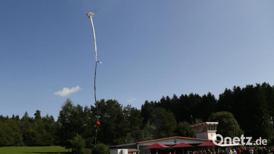 Ein Rettungsfallschirm wird am Boden gezündet. Bild: Roland Wellenhoefer