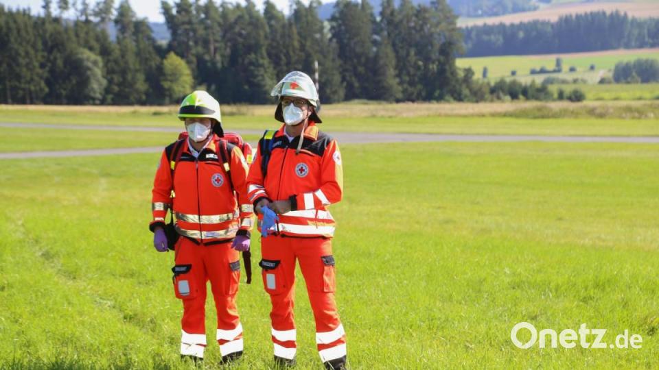 Auch der Rettungsdienst ist vor Ort. Bild: Roland Wellenhoefer