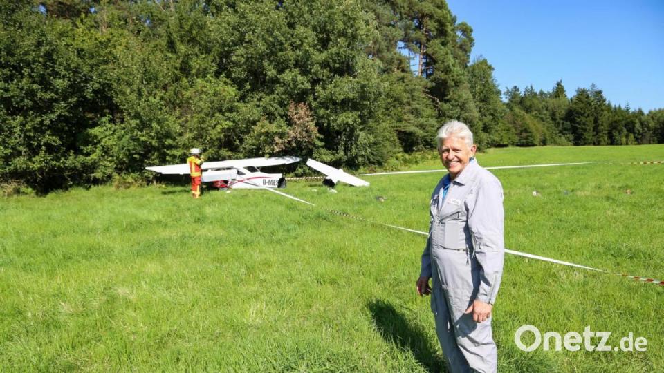 Luftfahrtsachverständiger Hans Rachl ist mit dem Übungsverlauf zufrieden. Bild: Roland Wellenhoefer