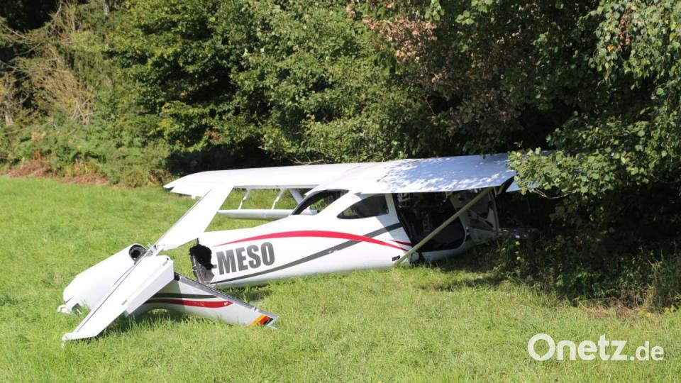 Ein Flugzeugwrack liegt auf einer Wiese nahe der Rollbahn. Bild: Roland Wellenhoefer