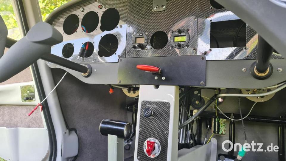 Der rote Auslösehebel für das Rettungssystem. Bild: Roland Wellenhoefer