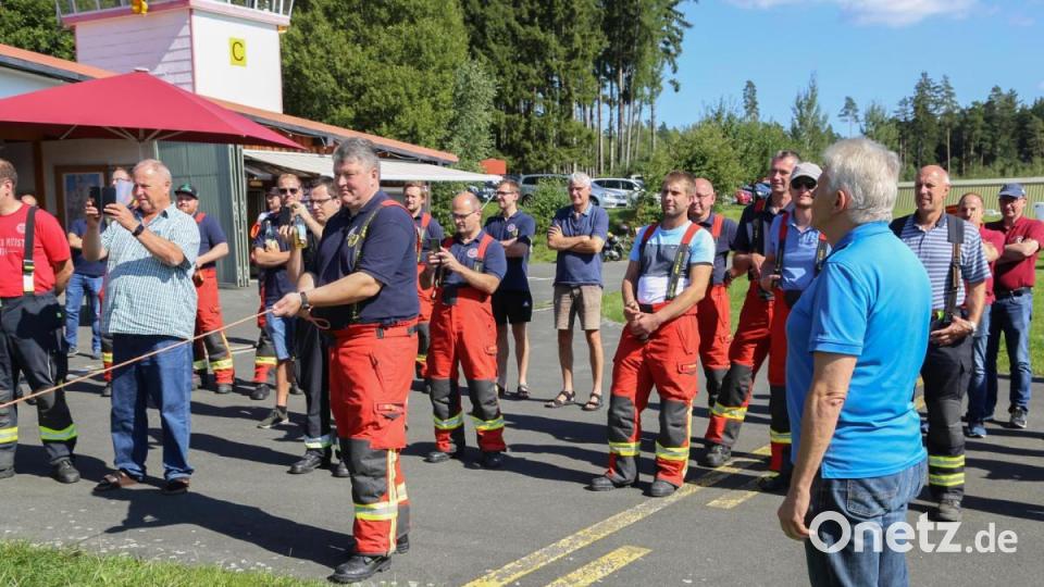 Kommandant Bernhard Schmidt zündet das Rettungssystem. Bild: Roland Wellenhoefer