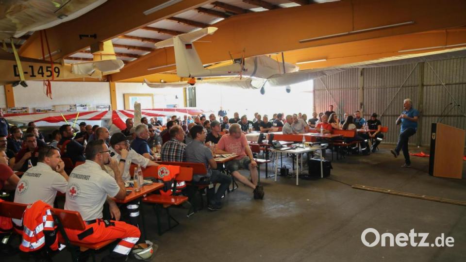 Rund 150 Einsatzkräfte von Feuerwehren und Rettungsdienst aus der gesamten Region sowie die Mitarbeiter der ILS und der Polizei nahmen an der Schulung "Unfälle mit Kleinflugzeugen" teil. Bild: Roland Wellenhoefer
