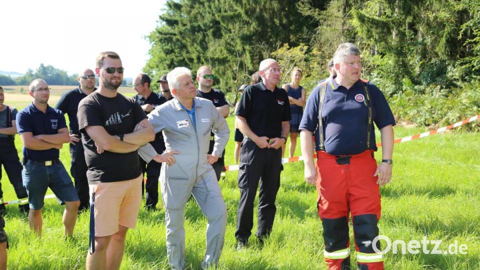 Konzentriert schauen (vorne, von rechts) Kommandant Bernhard Schmidt, ein ILS-Mitarbeiter, Luftfahrtsachverständiger Hans Rachl und Harald Morgenstern von der Flugsportgemeinschaft bei der Übung zu. Bild: Roland Wellenhoefer