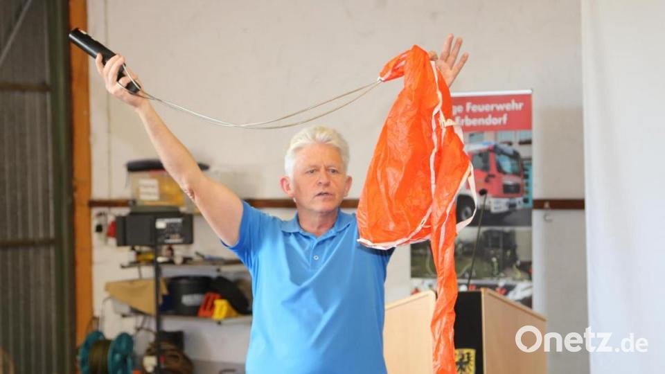 Der Luftfahrtsachverständige Hans Rachl zeigt einen Rettungsfallschirm. Bild: Roland Wellenhoefer