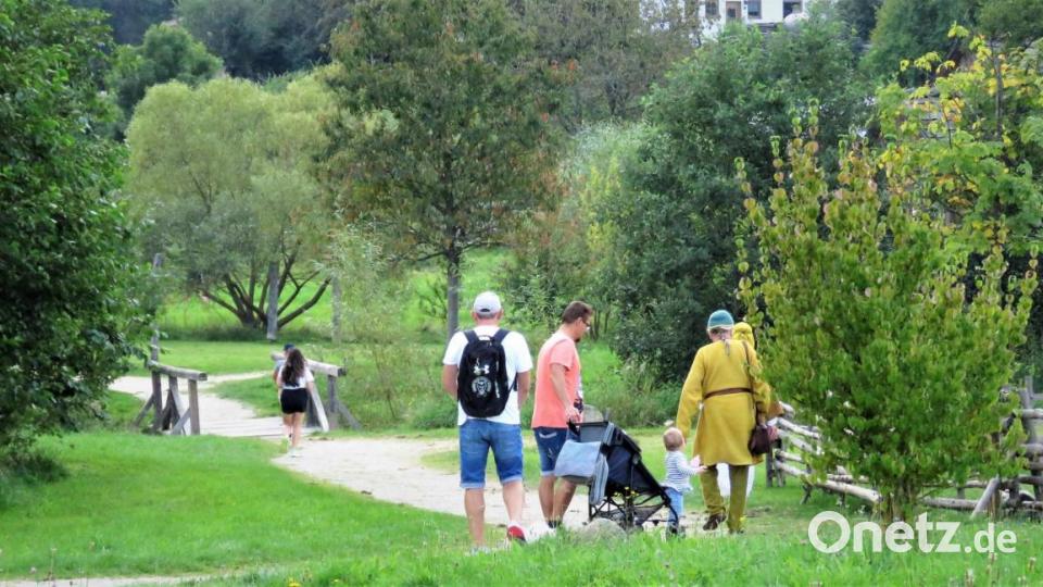 Im Parkgelände trafen die Familien immer wieder auf &quot;echte&quot; Mittelalterleute. Darsteller zeigten, wie damals in den Hütten gelebt wurde. Bild: ubb