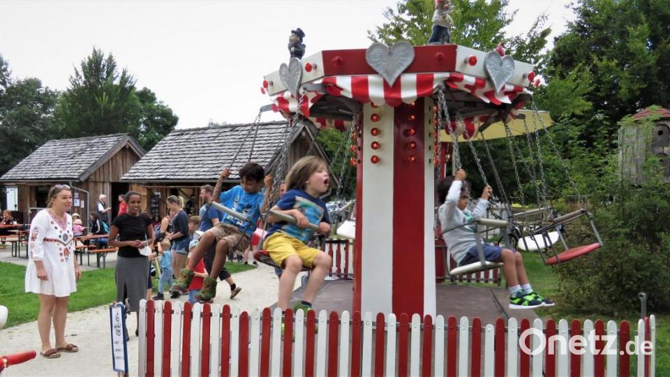 Das kleine, nostalgische Kinderkarussell stand keine Sekunde still. Bild: ubb