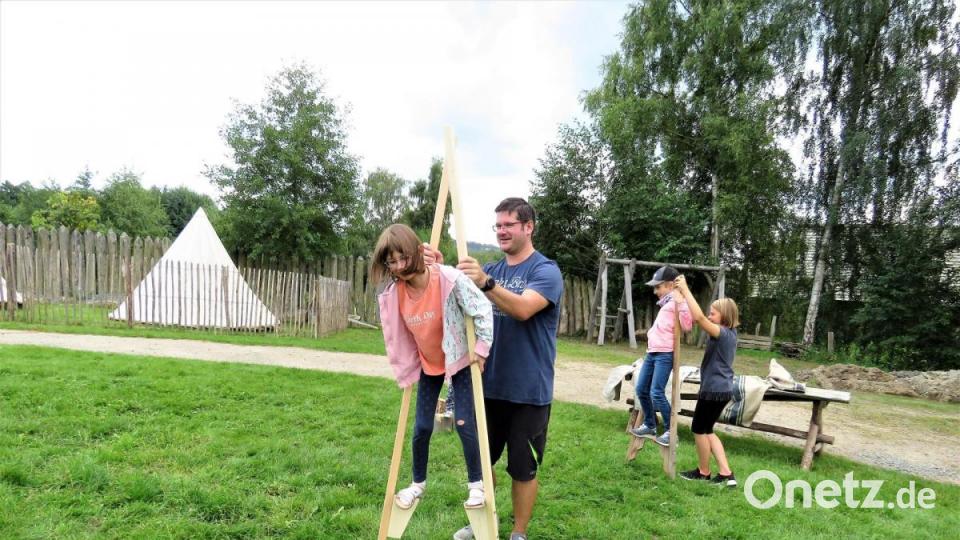 Laura übte sich im Stelzengehen. Ihr Vater half dabei. Bild: ubb