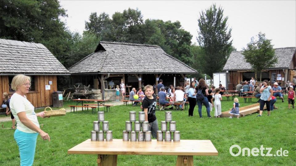 Richtig Spaß hatten die Kinder und ihre Eltern im Geschichtspark Bärnau. Mike zeigte seinen Ehrgeiz beim Dosenwerfen, seine Mama schaute ihm geduldig zu. Bild: ubb